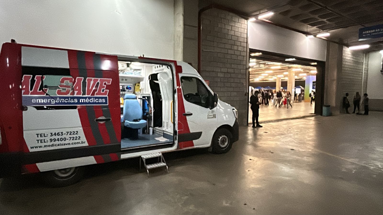 Ambulância da Medical Save com as portas abertas, pronta para atendimento