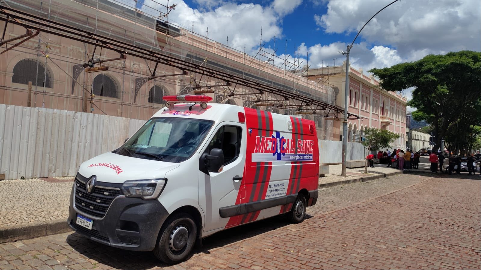 Ambulância da Medical Save na rua, em Belo Horizonte
